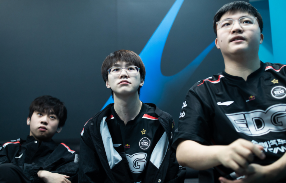 DK横扫RNG，Uzi开启传奇时刻激烈交锋四强赛，让粉丝疯狂欢呼