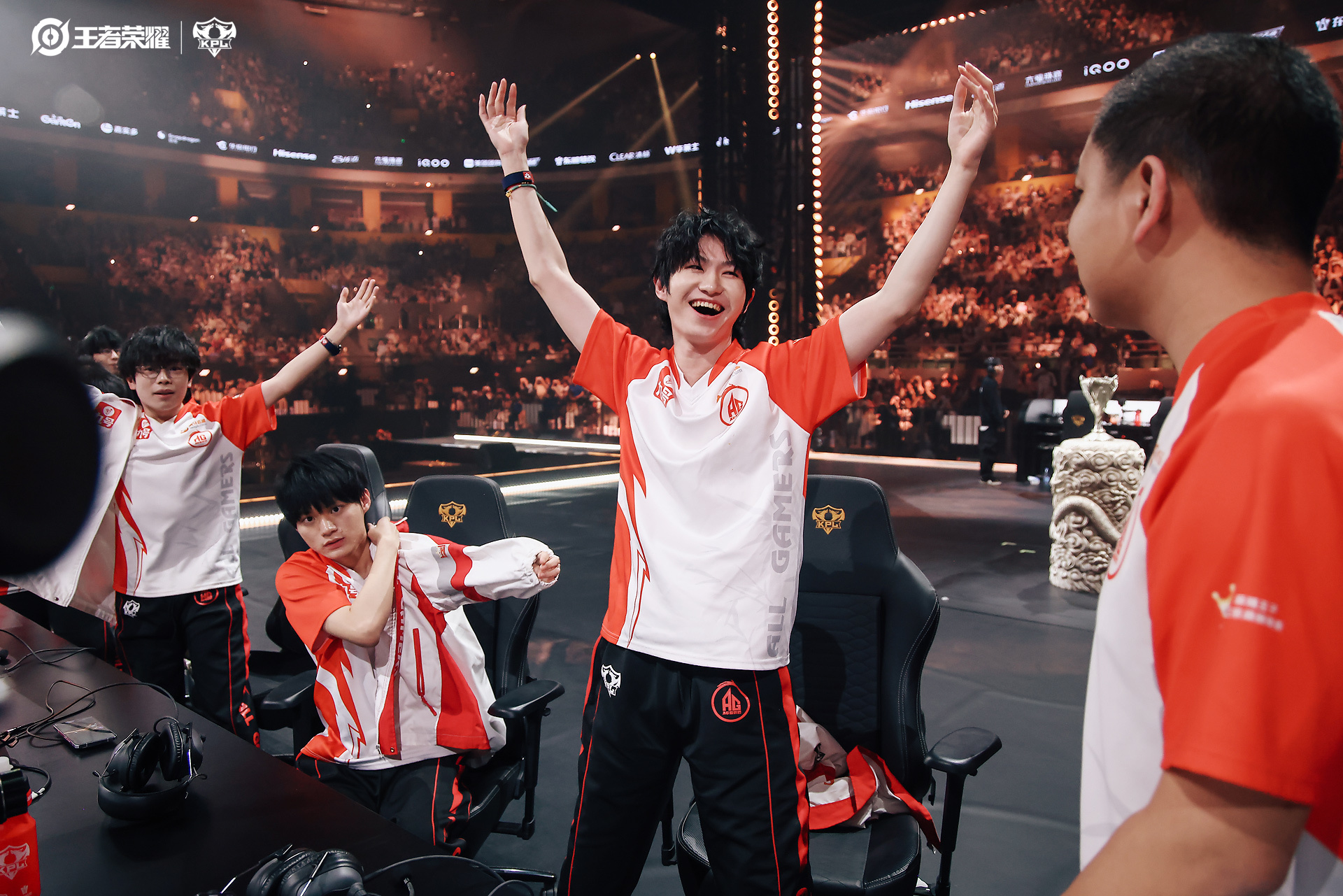 C9碾压EG，Lehends单局斩获MVP鏖战多局四强赛，引爆全场热议