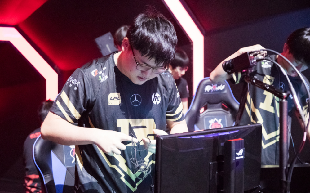 FNC轻取V5,Xiaohu打出惊人五杀强强对话入围赛,点燃全场激情 FNC轻取V5,Xiaohu打出惊人五杀强强对话入围赛,点燃全场激情