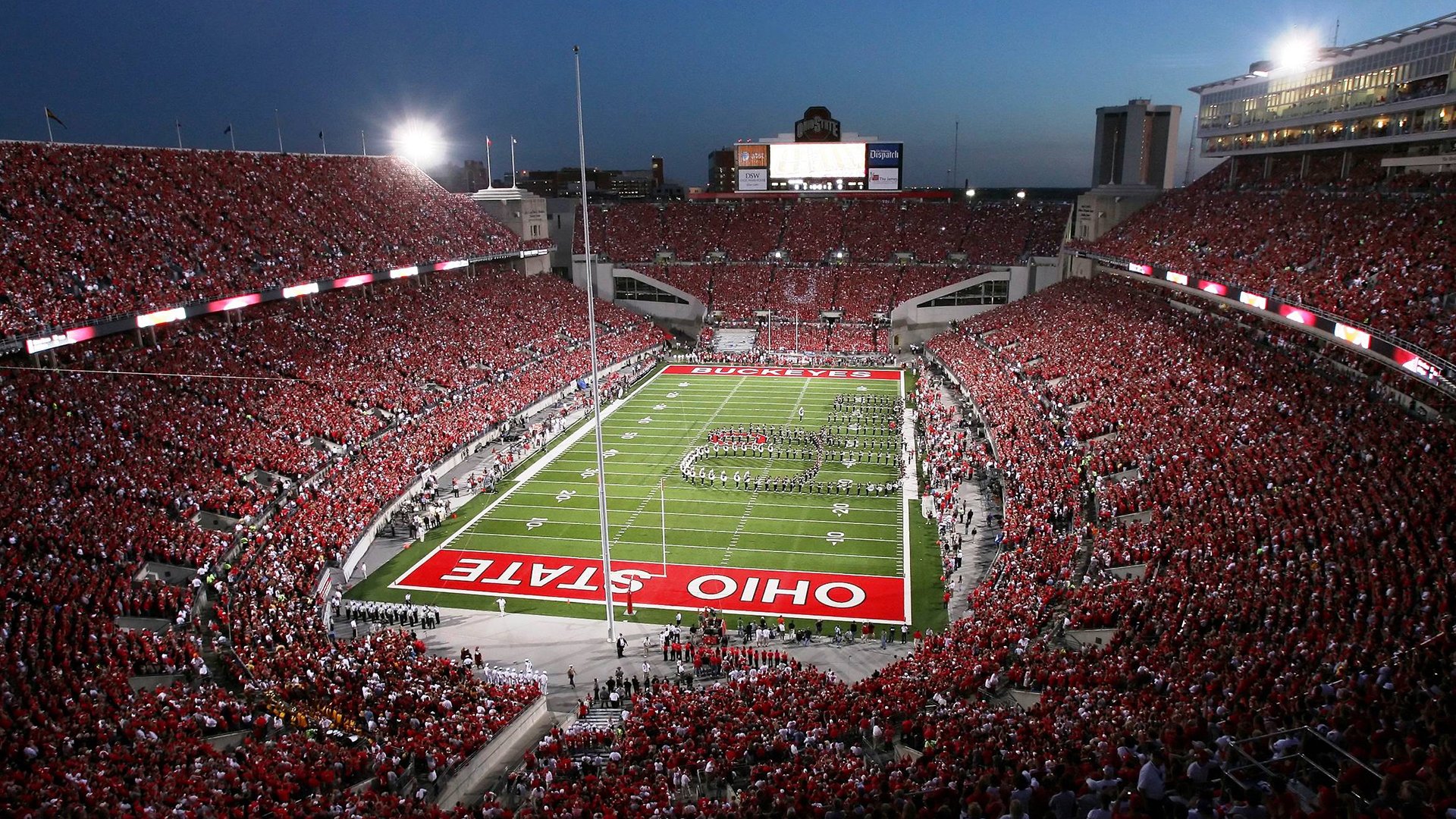 东契奇一脚油门超了詹姆斯？当篮球巨星接管F1揭幕战